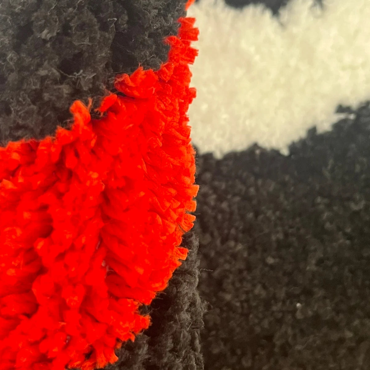 Tapis Design "Boule 8 en Feu" | "Flaming 8-Ball" Tufted Rug